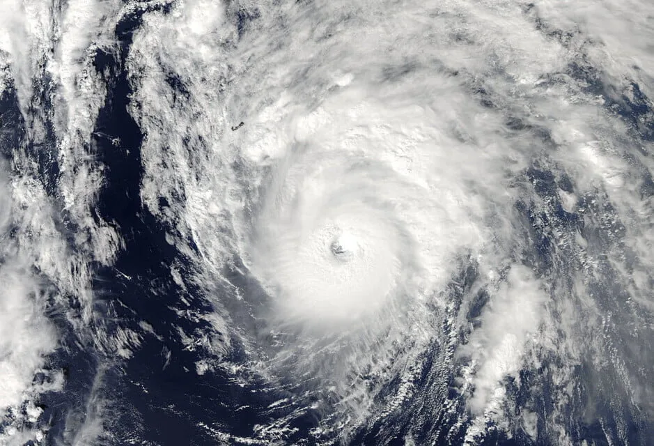 Could the recent hot Calima winds in The Canaries be connected to the mid-atlantic hurricane headed for ireland?