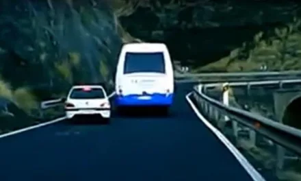 Denounced for overtaking school bus dangerously on a La Aldea road