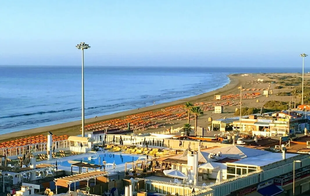 3 alleged thieves arrested quickly after stealing from a tourist in Playa del Inglés