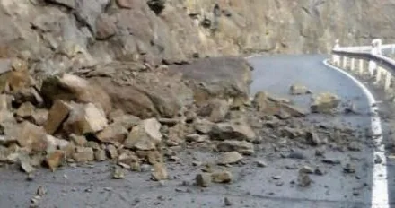 Several landslides affect roads on Gran Canaria