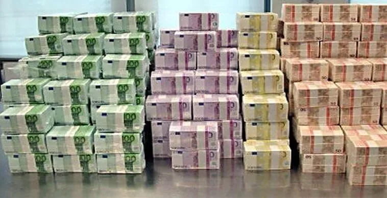 Intercepted with €719,120 in two suitcases