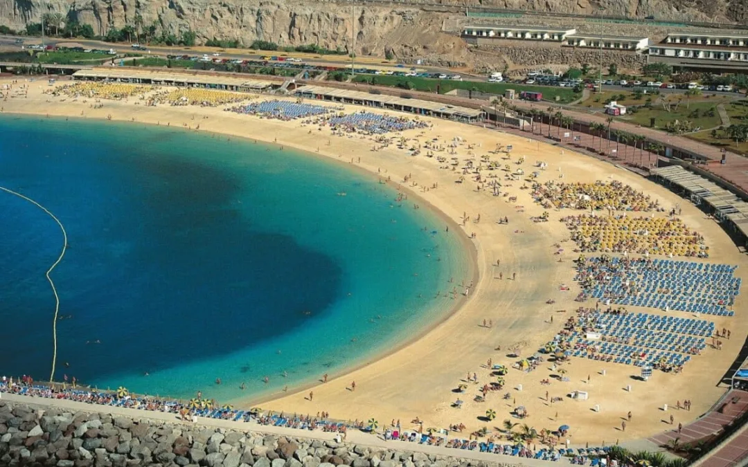 Suspected drowning at Amadores beach after woman pulled from the water