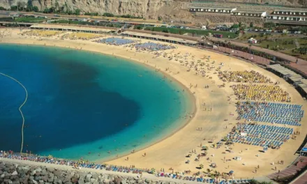 Suspected drowning at Amadores beach after woman pulled from the water