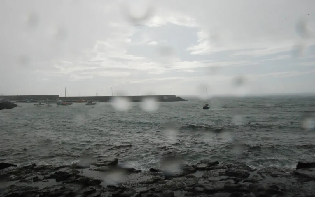 As the tail end of Storm Emma approaches classes are suspended on Gran Canaria and the western isles