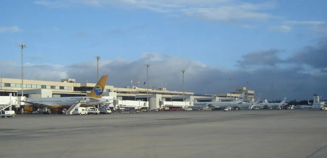 3 tourists from UK arrested for verbal aggression and abuse aimed at 2 other travelers