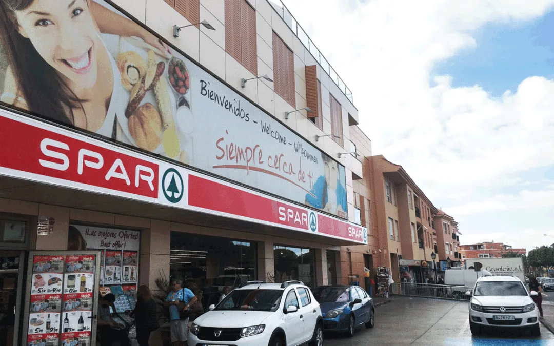 Mogán Policía Local issuing tickets outside Arguineguín Spar