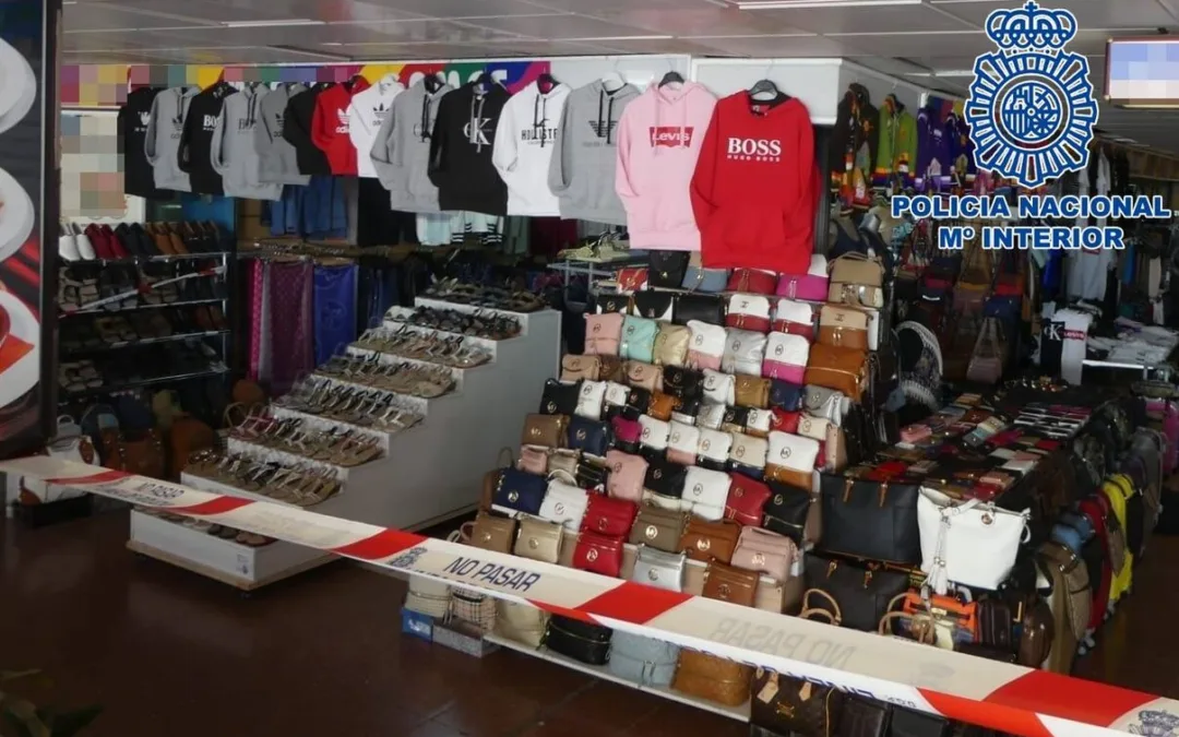 Six men detained for selling fashion counterfeits in Playa del Inglés