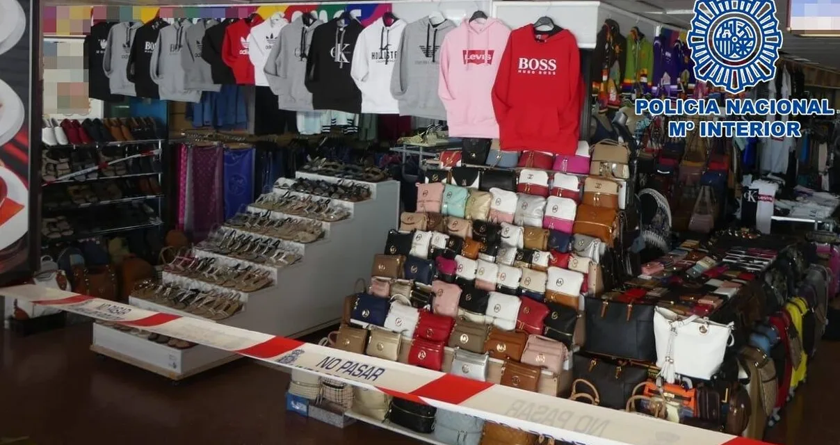 Six men detained for selling fashion counterfeits in Playa del Inglés