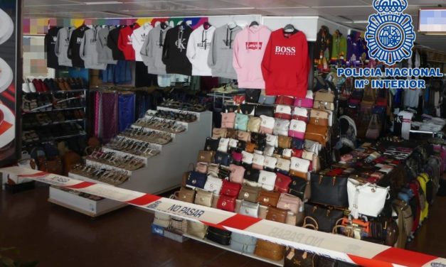 Six men detained for selling fashion counterfeits in Playa del Inglés