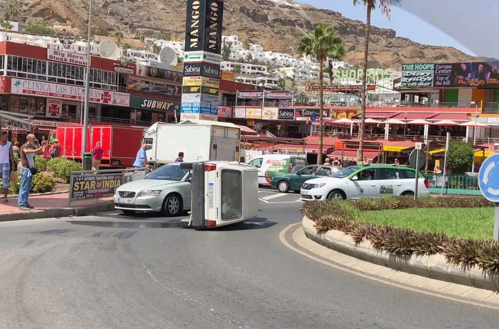 Crazy car crash in front of shopping center Puerto Rico: Caught on Camera!