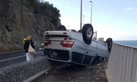 Car overturns on GC500 between Patalavaca and Arguineguín