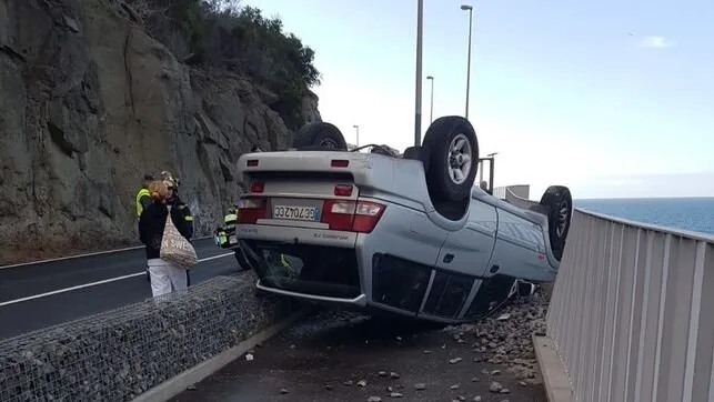 Car overturns on GC500 between Patalavaca and Arguineguín