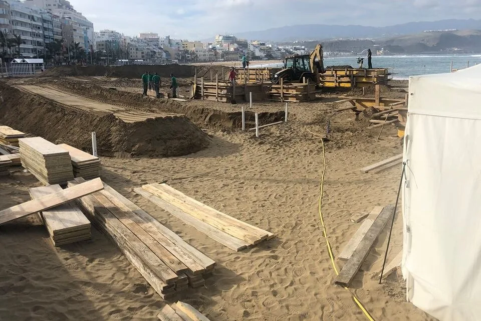 Las Palmas Sand Art Nativity begins to take shape -Belén de Arena de Las Canteras –
