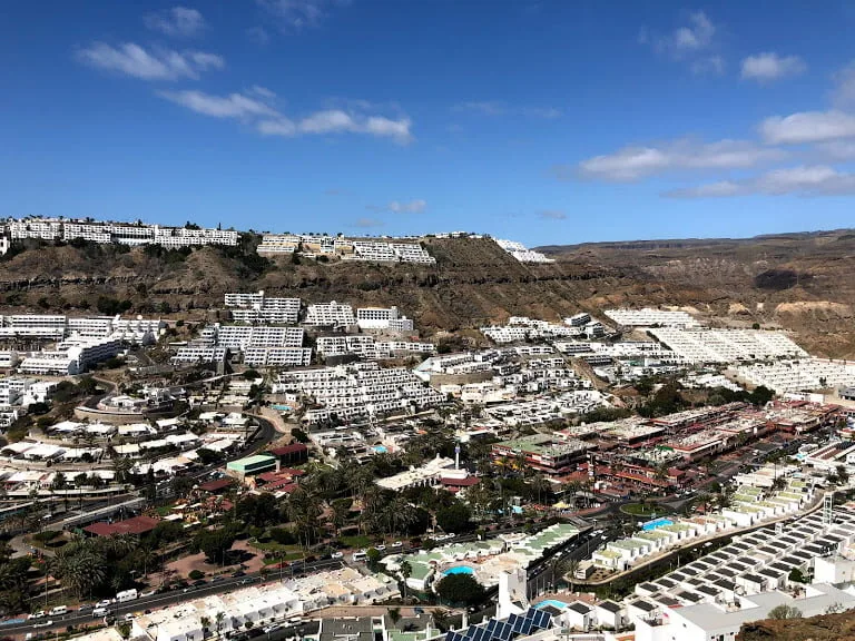 New Mogán law to prohibit sleeping in public spaces, hanging clothes on balconies and drinking in the streets