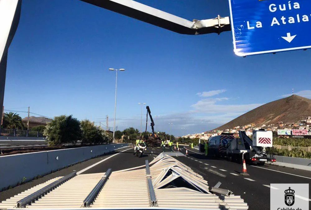 Truck overturns after impact with motorway sign on GC2