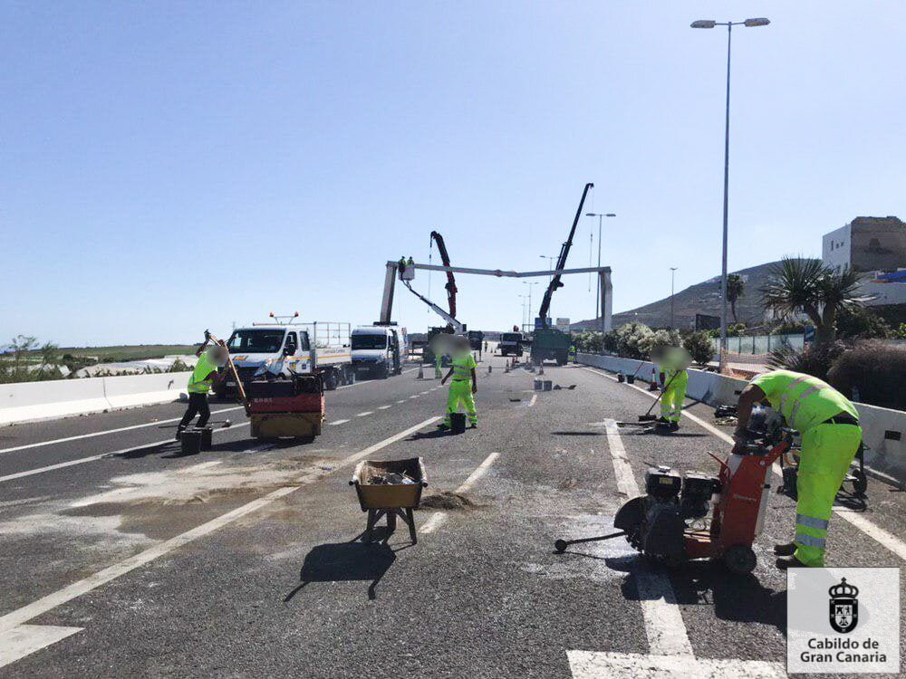 Truck overturns after impact with motorway sign on GC2 • The Canary News