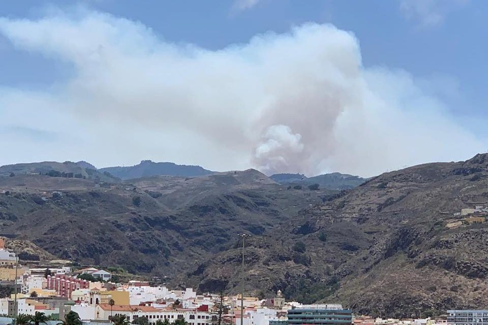 Firefighters battle blaze at the summits of Gran Canaria