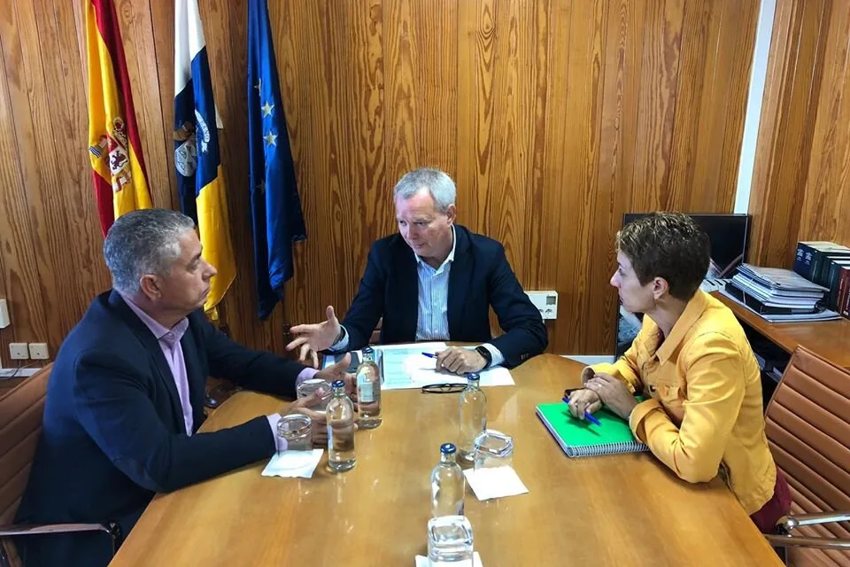 Mogán and the Government of the Canary Islands discuss Pueblo de Mogán bypass and the planned Taurito tunnel