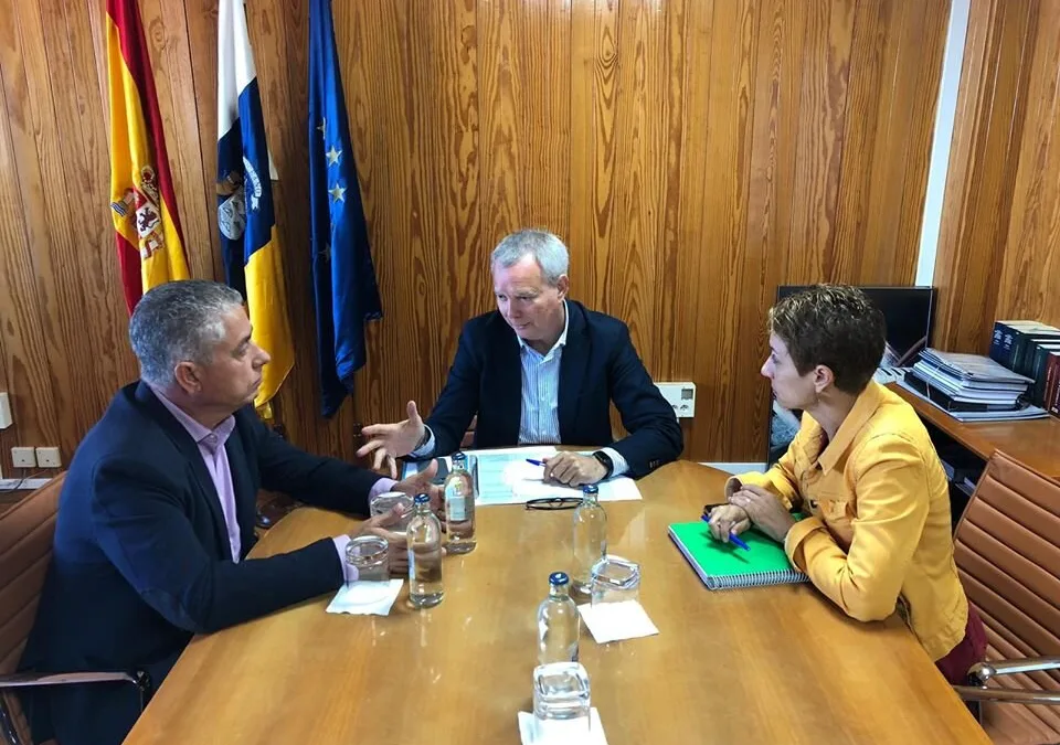 Mogán and the Government of the Canary Islands discuss Pueblo de Mogán bypass and the planned Taurito tunnel
