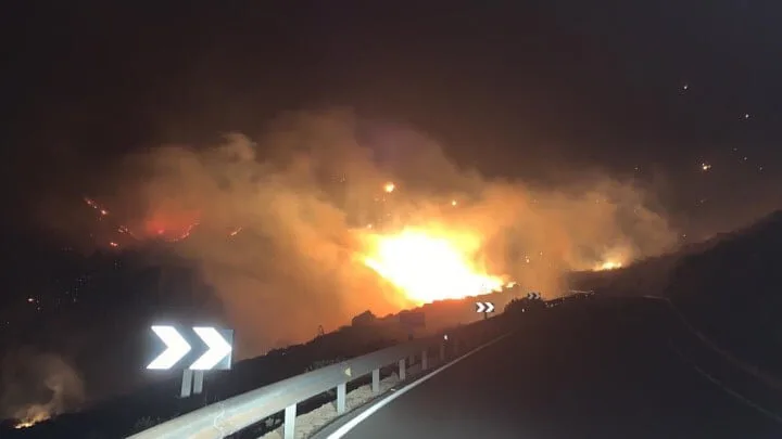 Tasarte fires have Gran Canaria on high alert throughout the night