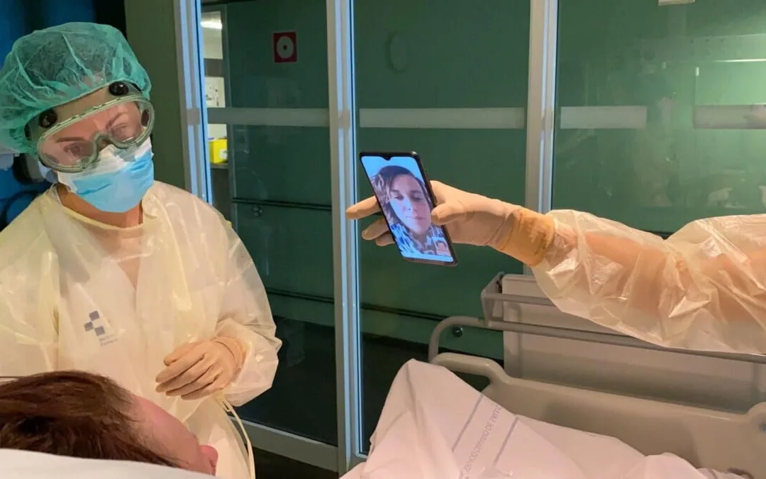 The Insular-Materno Infantil connects relatives and patients hospitalised by covid-19 with tablets and mobile phones