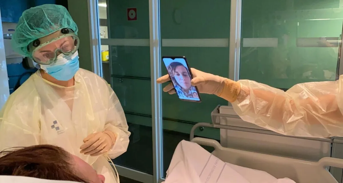 The Insular-Materno Infantil connects relatives and patients hospitalised by covid-19 with tablets and mobile phones