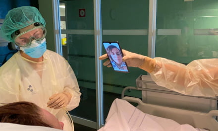 The Insular-Materno Infantil connects relatives and patients hospitalised by covid-19 with tablets and mobile phones
