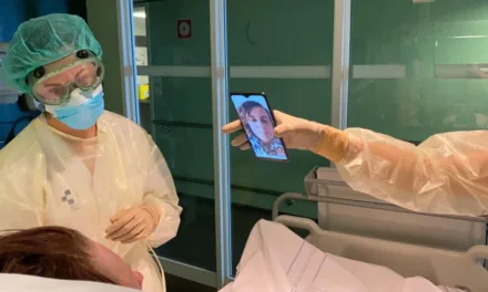 The Insular-Materno Infantil connects relatives and patients hospitalised by covid-19 with tablets and mobile phones