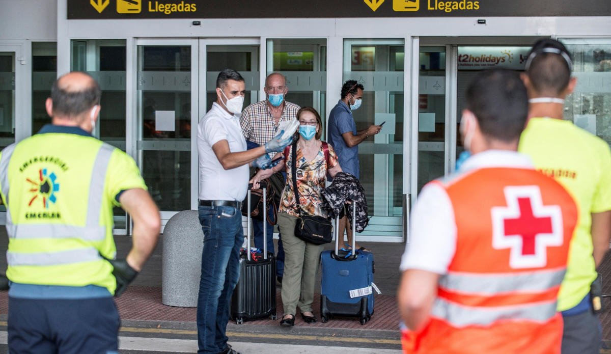 A clear example of early detection: thirteen quarantined after flight to Lanzarote with COVID-19 passenger, a second passenger also has symptoms