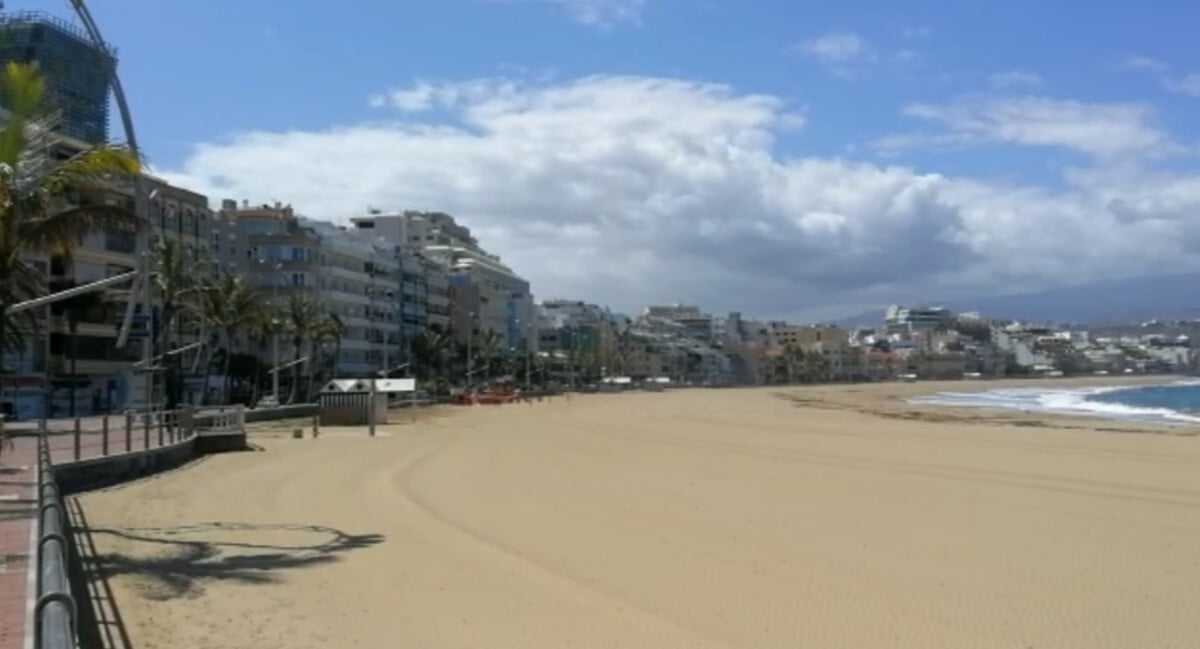 New pedestrian signs along Las Canteras promenade and the beaches of Las Palmas de Gran Canaria