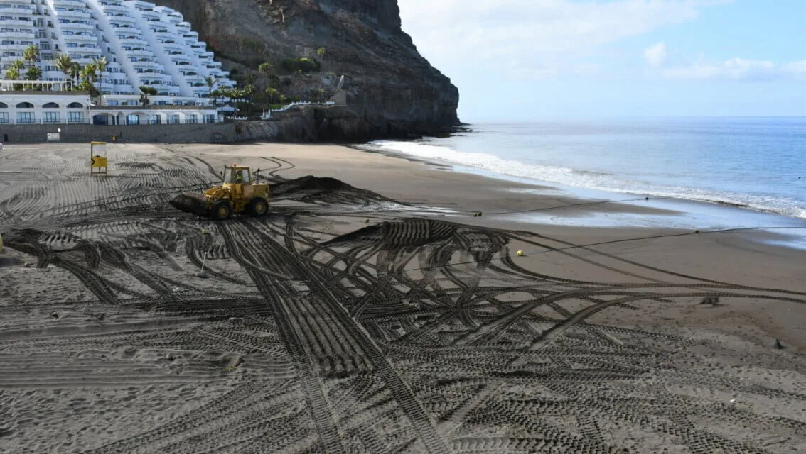 Mogán thoroughly cleans and aerates the beach sands of Gran Canaria’s sunny South West coast