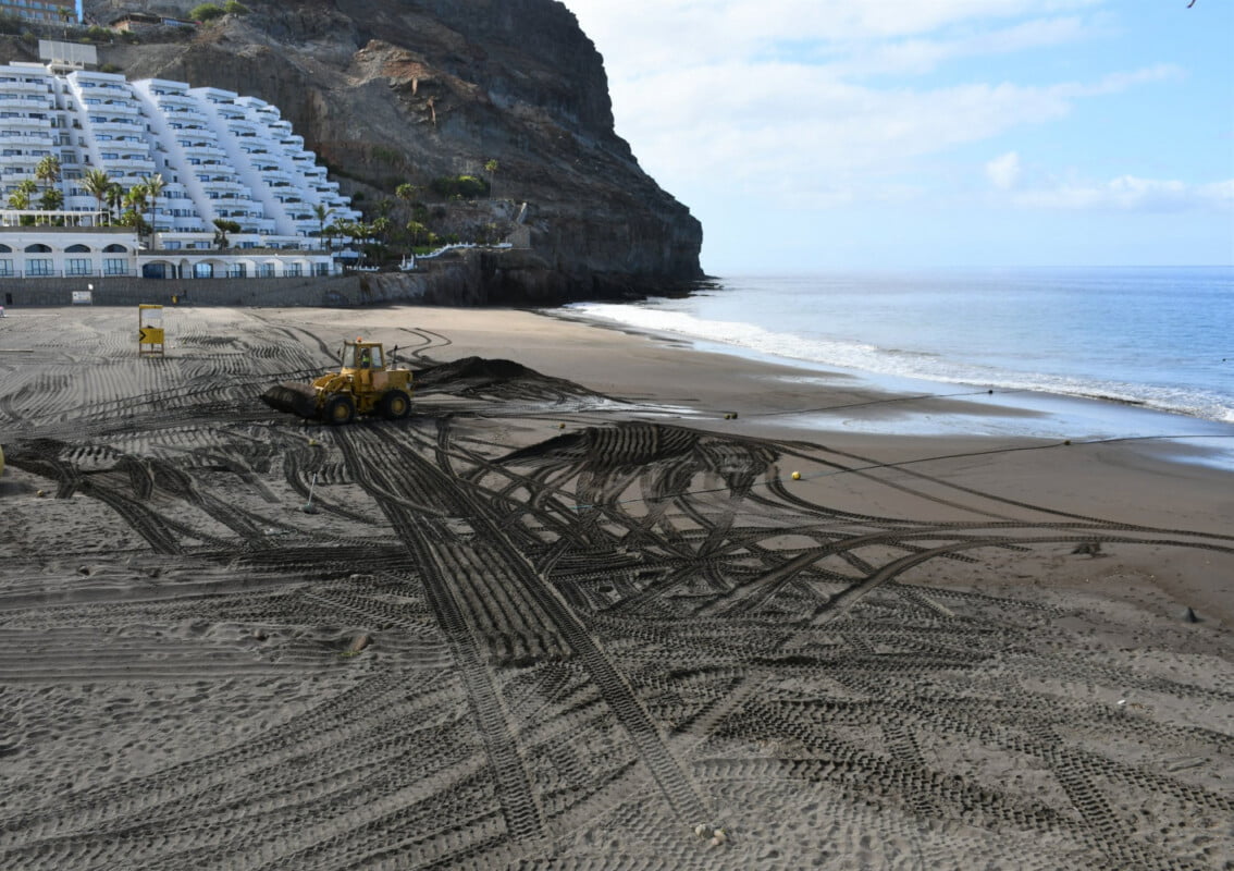 Mogán thoroughly cleans and aerates the beach sands of Gran Canaria’s sunny South West coast