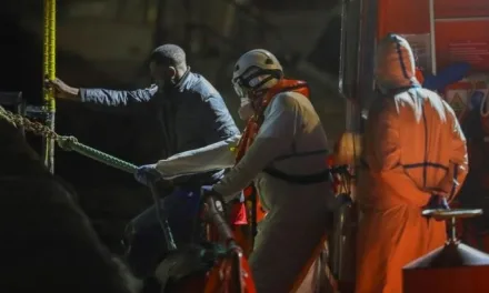 33 people rescued in a boat adrift 6 nautical miles from Gran Canaria