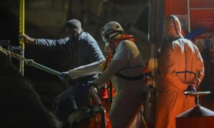 33 people rescued in a boat adrift 6 nautical miles from Gran Canaria