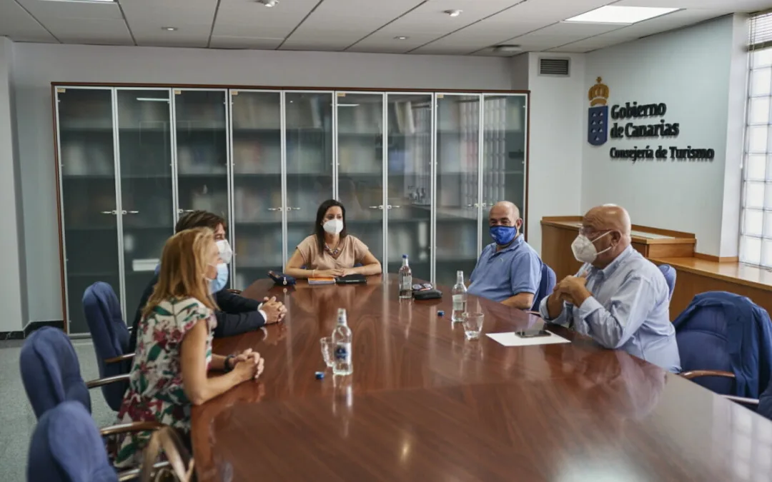 Canary Islands Tourism Minister meets with the local tourism bosses about safe corridors and COVID-19 tests