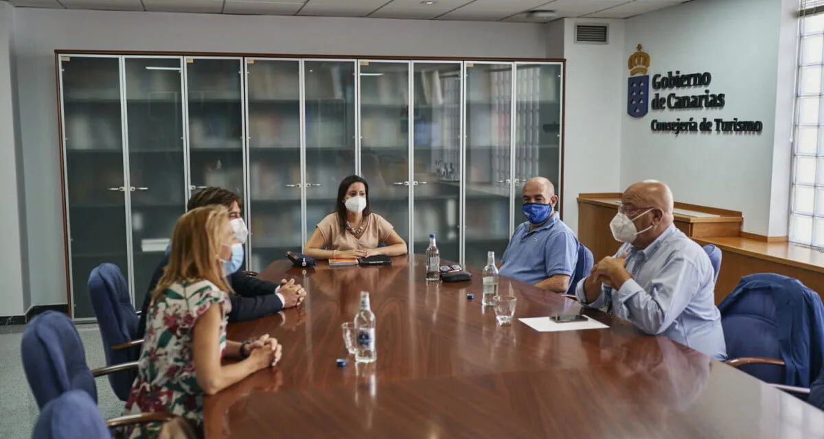 Canary Islands Tourism Minister meets with the local tourism bosses about safe corridors and COVID-19 tests