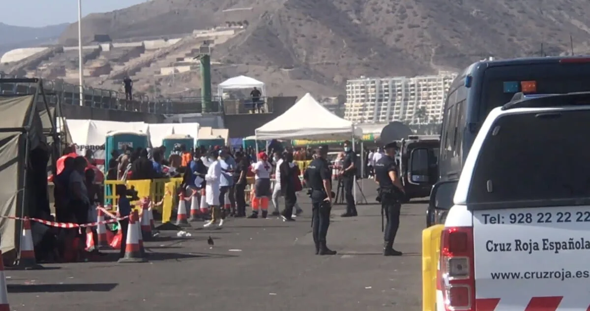 The Spanish Secretary of State undertakes to transfer migrants to Government run centres asap
