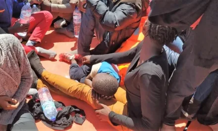 More than 400 migrants in Arguineguín crowded on to a dockside in a heatwave