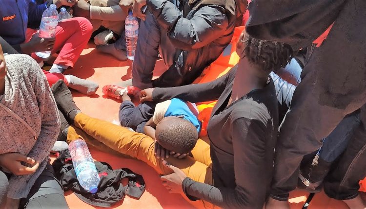 More than 400 migrants in Arguineguín crowded on to a dockside in a heatwave