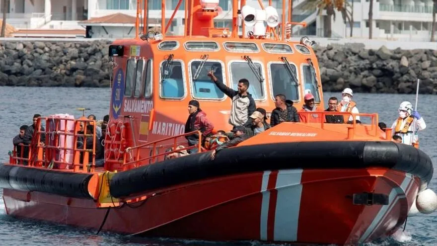 More than 800 migrants encamped on the Arguineguín pier this Monday