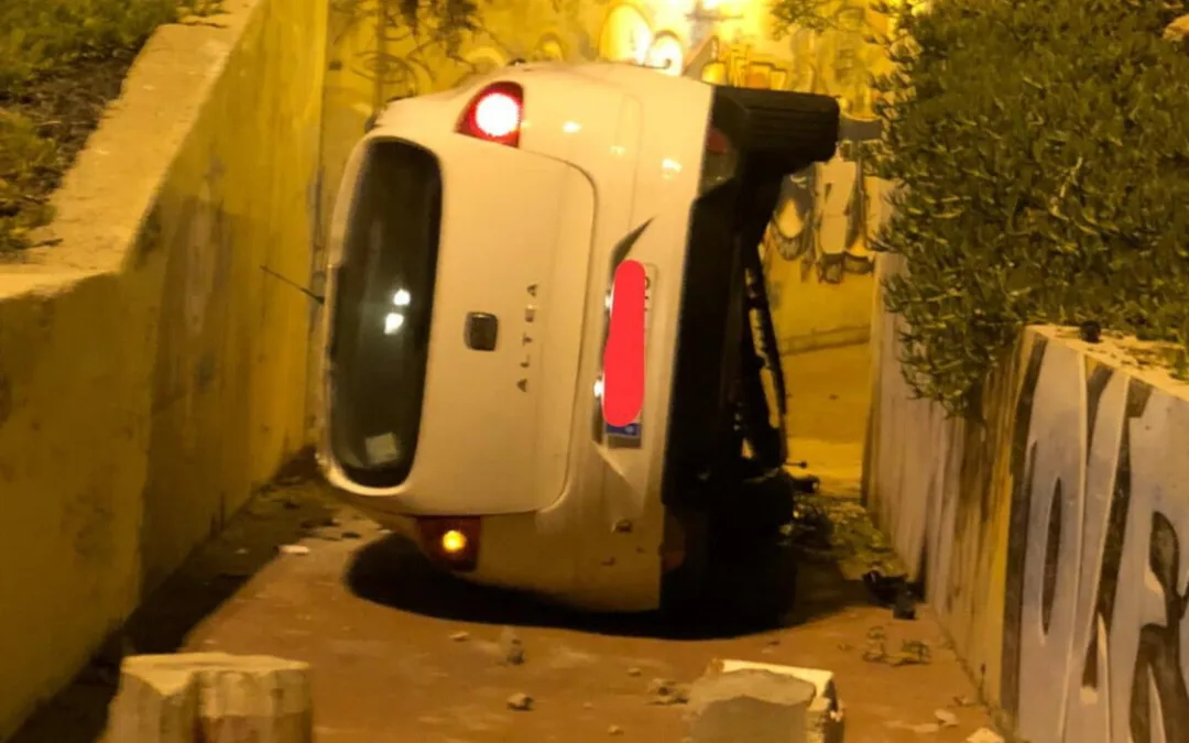Maspalomas roundabout fail leaves car abandoned beneath GC500 roundabout