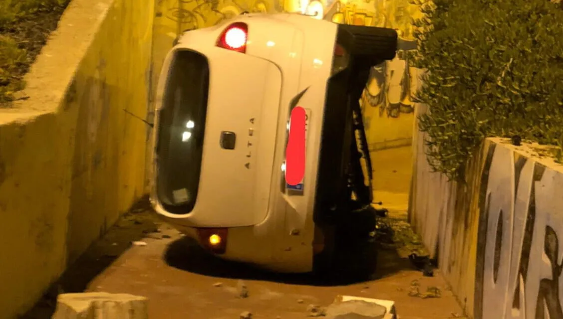 Maspalomas roundabout fail leaves car abandoned beneath GC500 roundabout