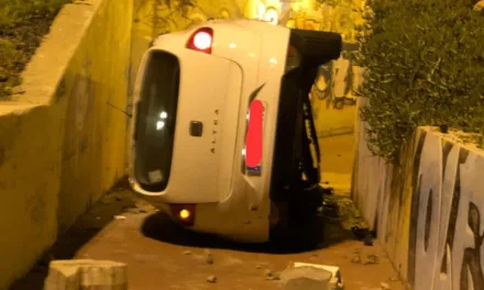 Maspalomas roundabout fail leaves car abandoned beneath GC500 roundabout