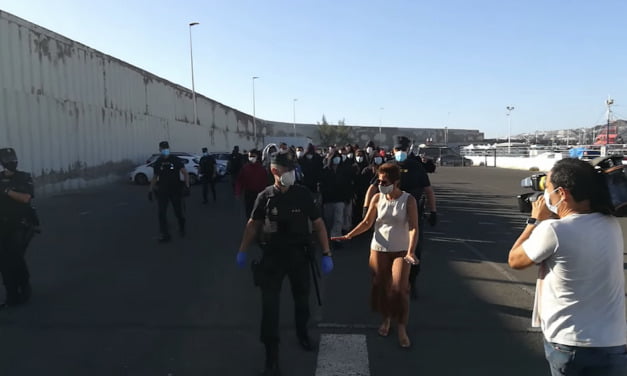 Migrants marched from port leads to confusion in Arguineguín
