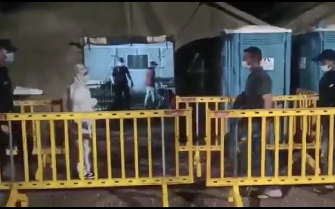 Transfer of migrants from the Port of Arguineguín camp begins with noisy protests