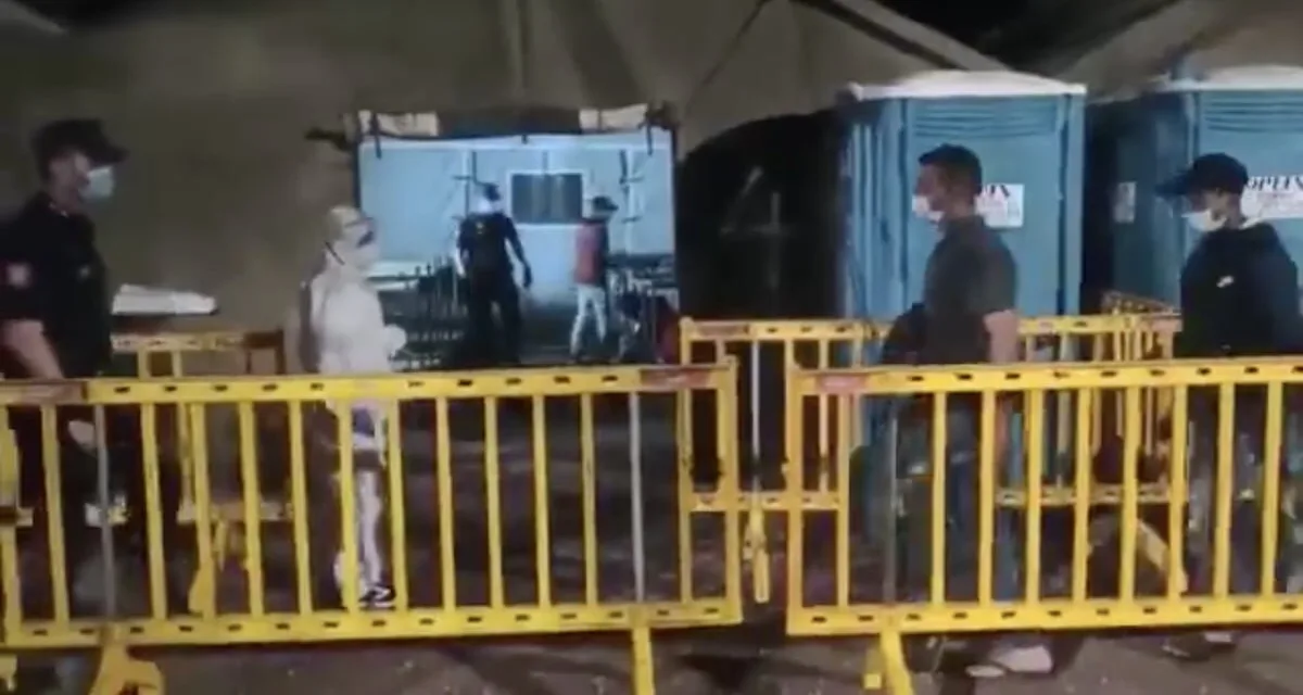 Transfer of migrants from the Port of Arguineguín camp begins with noisy protests