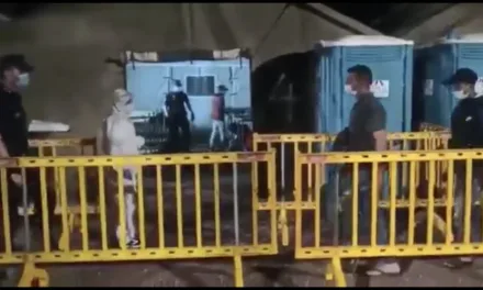 Transfer of migrants from the Port of Arguineguín camp begins with noisy protests