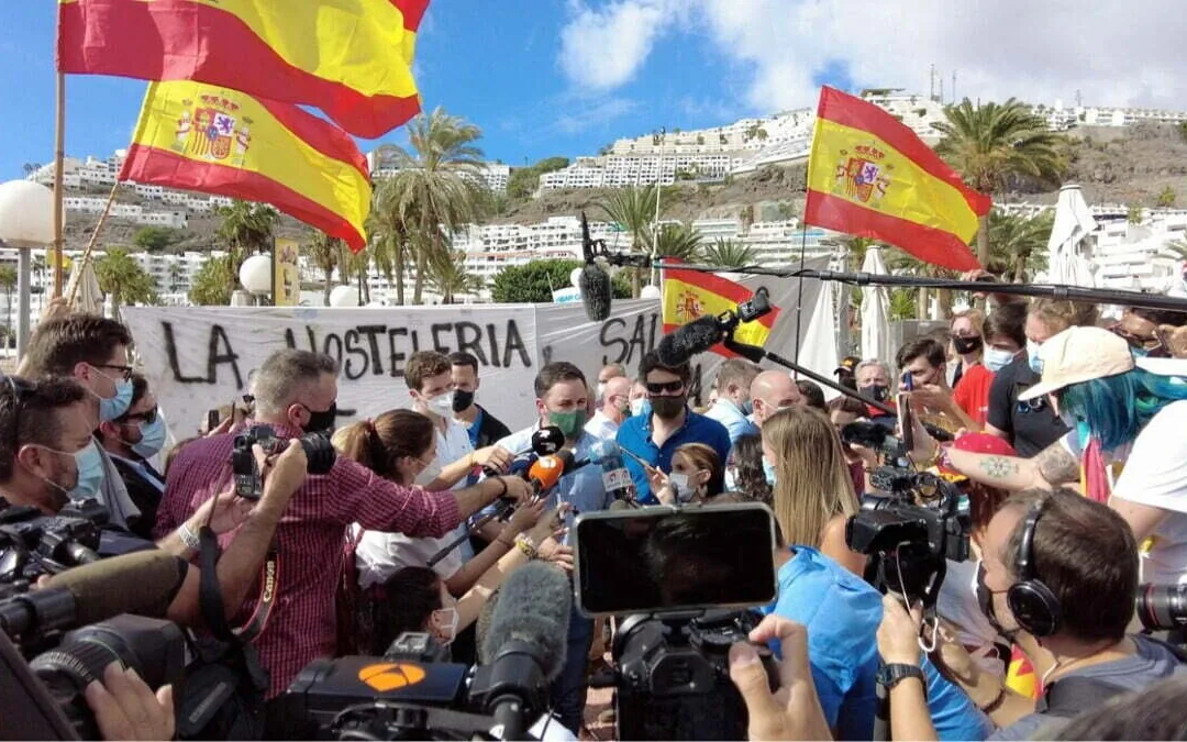 Cara al Sol – Fascism marches with its ‘face to the sun’ as far-right vox party protest in Puerto Rico de Gran Canaria against migrants