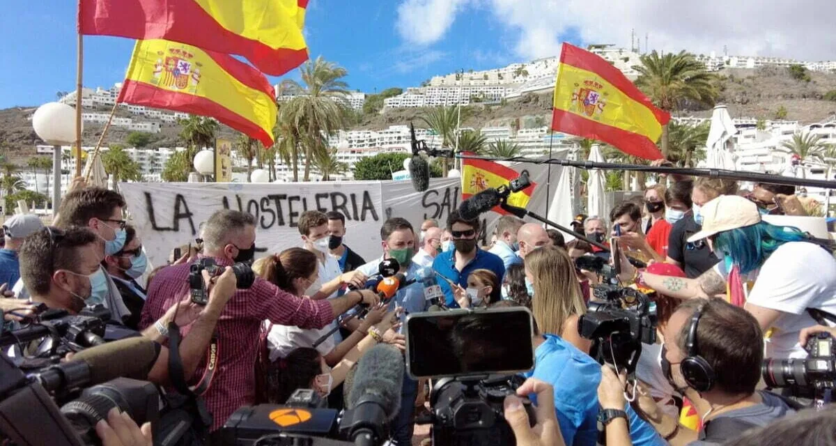 Cara al Sol – Fascism marches with its ‘face to the sun’ as far-right vox party protest in Puerto Rico de Gran Canaria against migrants