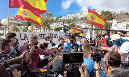 Cara al Sol – Fascism marches with its ‘face to the sun’ as far-right vox party protest in Puerto Rico de Gran Canaria against migrants